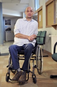 Paciente Dariusz Fidyka, que recebeu transplante de células olfativas e recuperou parte dos movimentos da perna, participa de coletiva de imprensa nesta quarta (22) (Foto: AFP Photo/Natalia Dobryszycka)